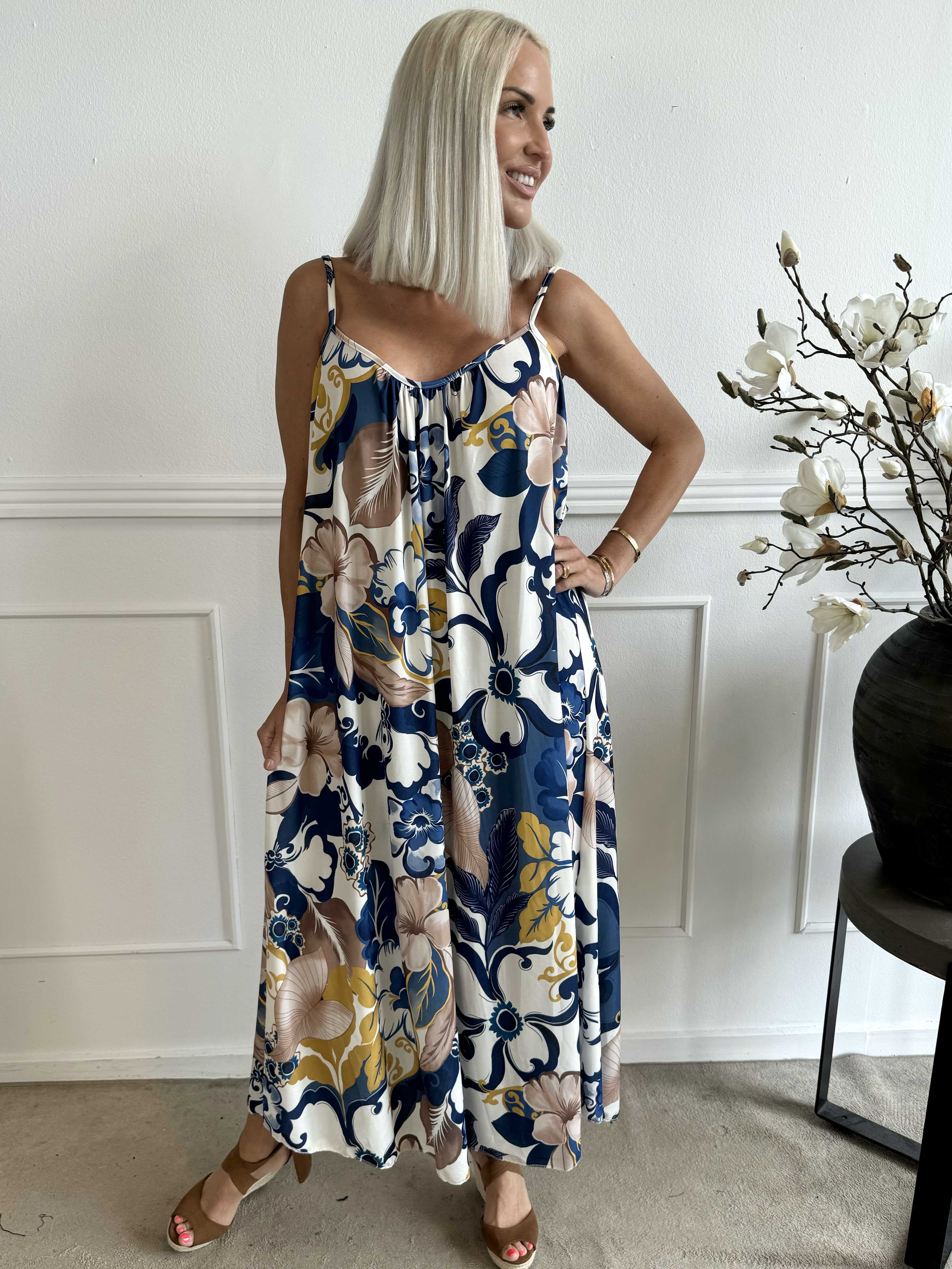 Maija - Stropkjole i elastisk stof med blomster